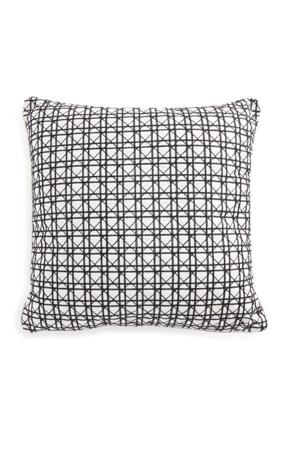 Con tejido de caña, este cojín en blanco y negro tiene un precio de 8 euros.