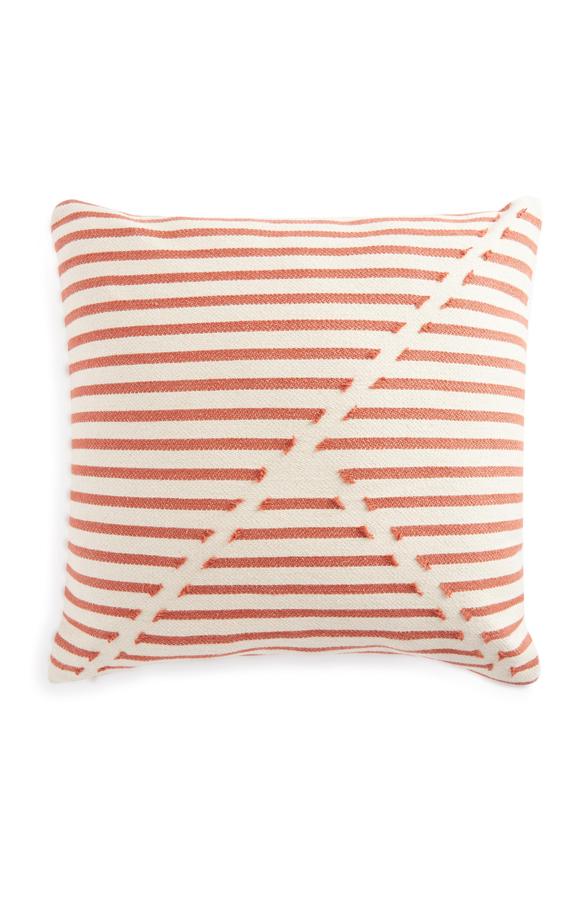 Este cojín, de 50 x 50 centímetros y estampado de rayas geométricas en color naranja tiene un precio de 12 euros.