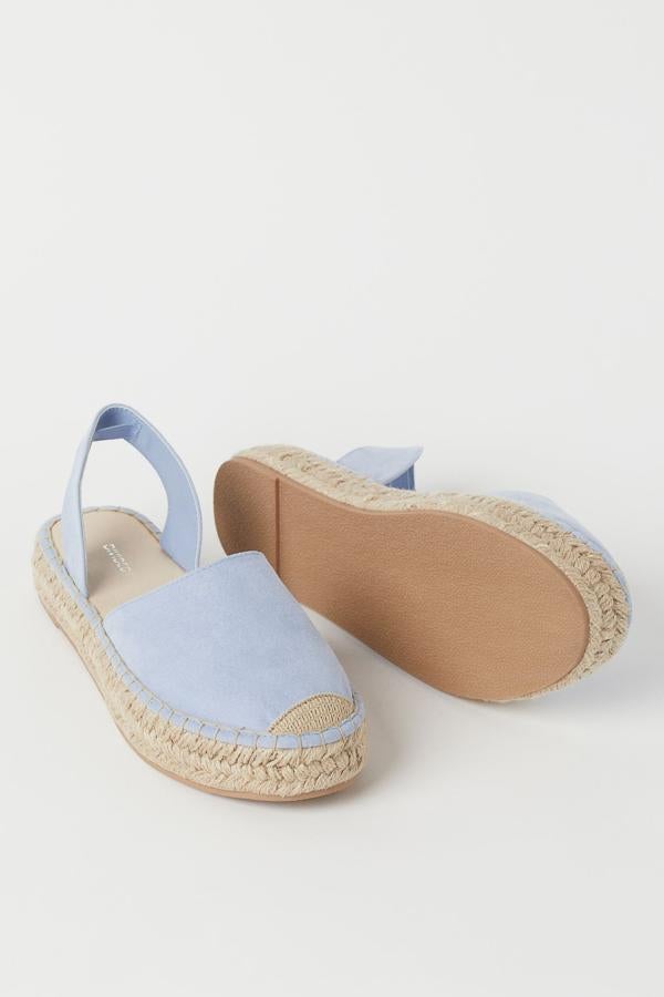 Disponible en azul claro o en negro, estas esparteñas en ante sintético con suela en yute trenzado tiene un precio de 19,99 euros.