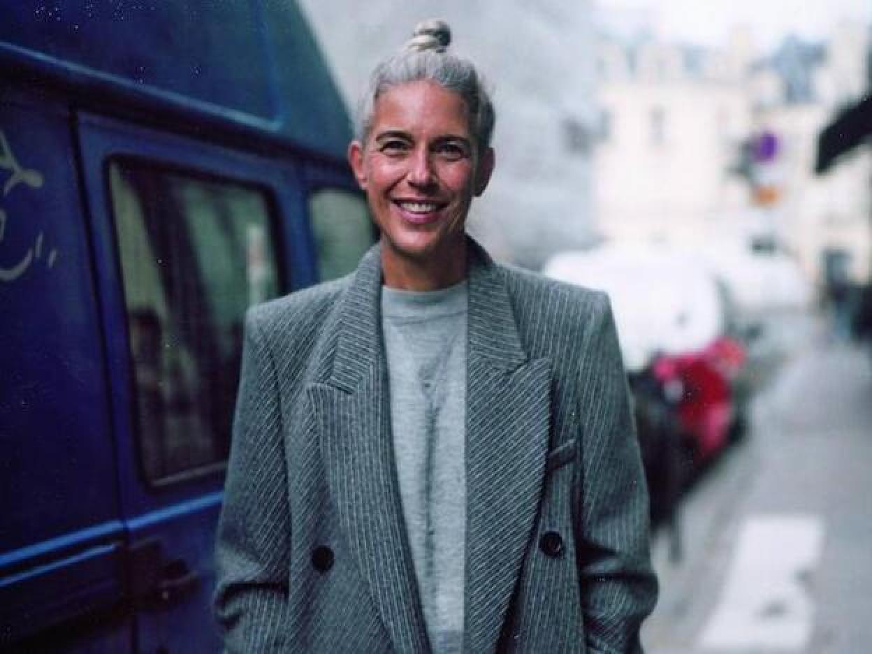 Isabel Marant posando por las calles de París. Pincha para ver los ocho looks para combinar el color tendencia de la primavera.