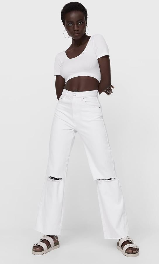 De tiro alto y con cinco bolsillos, estos jeans en color crudo cuentan con detalle de rotos en las rodillas y tienen un precio de 25,99 euros.