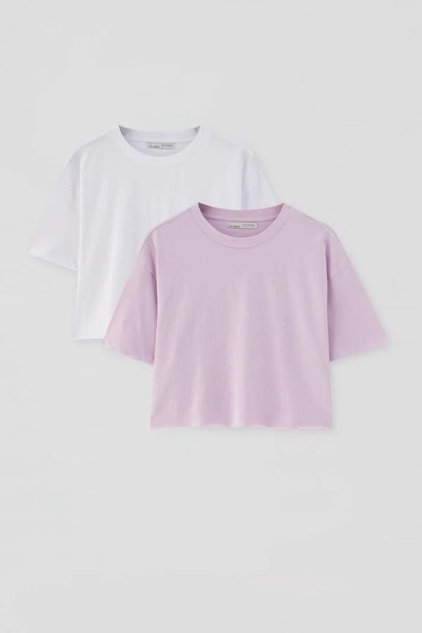 Este pack de dos camisetas cropped de manga corta y cuello redondo con detalles en vivo está disponible en blanco y malva o en blanco y negro. Confeccionado en algodón 100% orgánico tiene un precio de 11,99 euros.