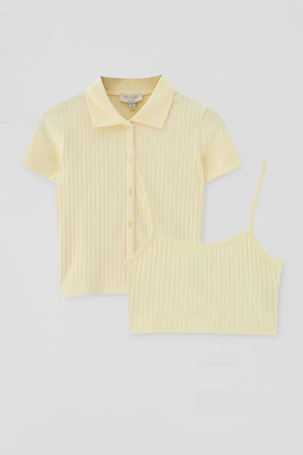 En amarillo claro, este pack está formado por un polco de manga corta y un top de tirantes, ambos de canalé. Tiene un precio de 15,99 euros.