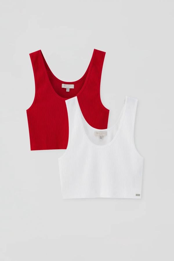 De tirantes anchos y escote redondo, estos tops básicos en blanco y rojo cuenta con detalle de rizo en el bajo. El pack tiene un precio de 12,99 euros.