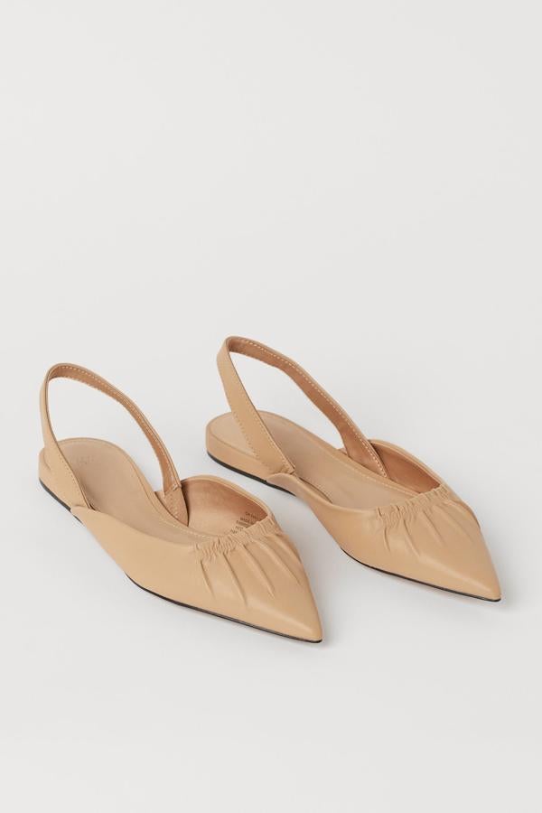 Disponibles en beige o negro, estos salones destalonados tipo bailarina con puntera fina y pliegues cosidos tienen un precio de 19,99 euros.