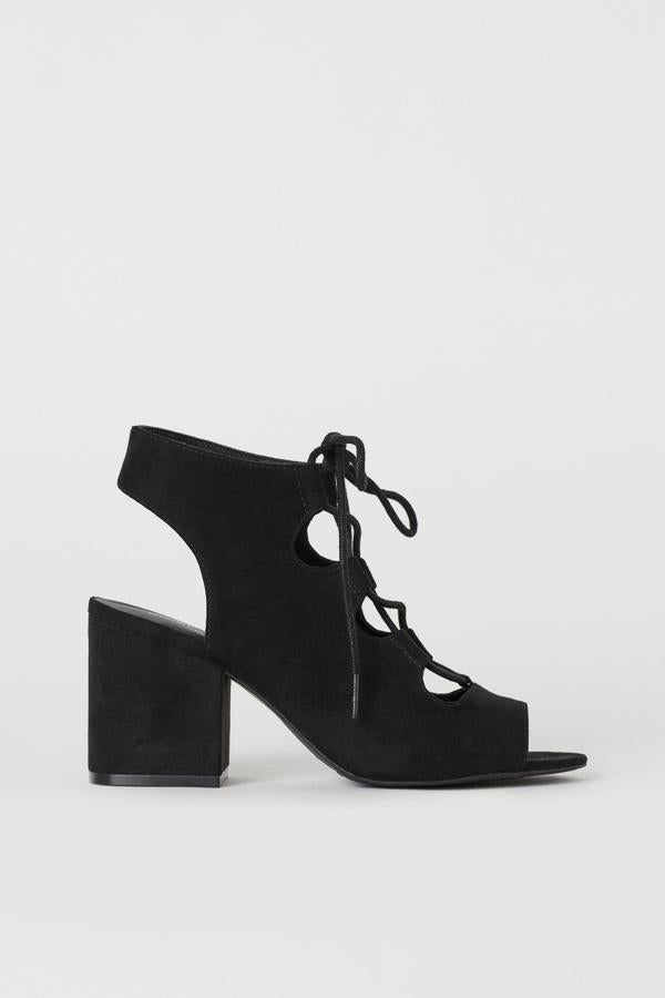 En color negro, estas sandalias con talón y puntera abiertos cuentan con cordones y tacón de 8,5 centímetros. Tienen un precio de 24,99 euros.