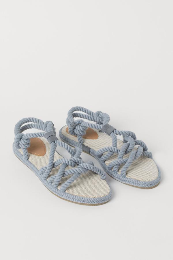 Estas sandalias con tiras gruesas de cordón y nudos de color azul grisáceo tienen un precio de 19,99 euros.