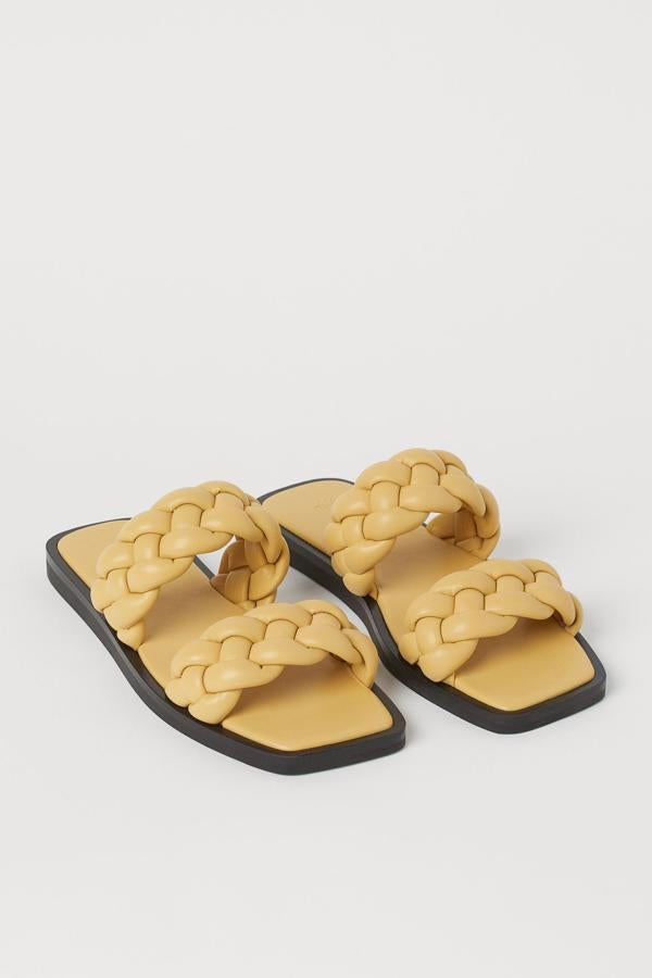 Disponibles en varios colores, estas sandalias con tiras trenzadas y puntera abierta tienen un precio de 19,99 euros.
