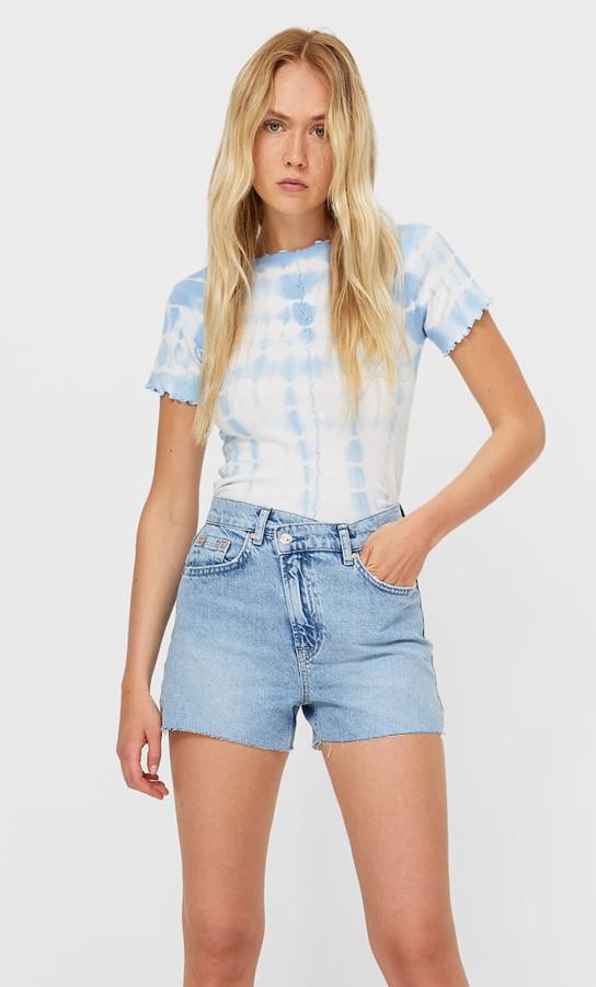 Disponibles en azul o blanco, este short denim con cintura asimétrica y bajo acabado sin costura tiene un precio de 19,99 euros.