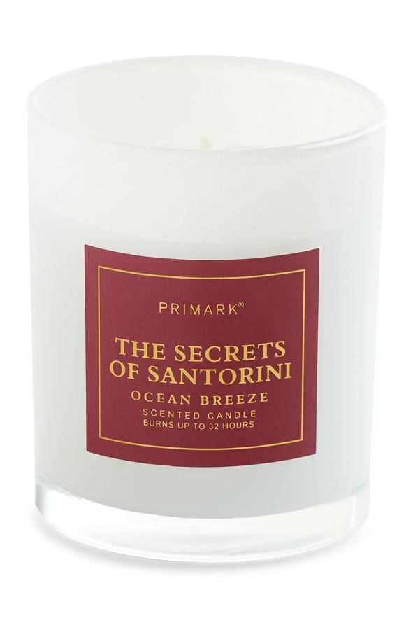 Esta vela blanca, The Secrets of Santorini, en vaso con base transparente tiene un precio de 2,50 euros.