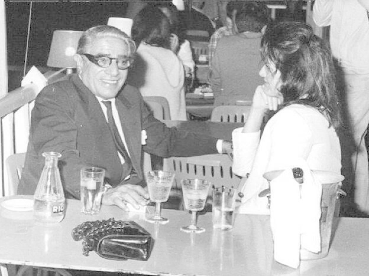 Jacquieline con su segundo marido, Aristoteles Onassis. Si quieres conocer las claves dele stilo de Jackie O. pincha en la imagen.