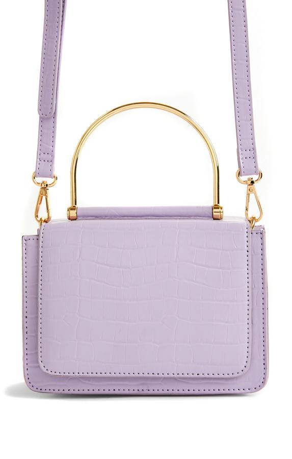 En color lila y efecto piel, este bolso cruzado con asa de mano metálica tiene un precio de 10 euros.