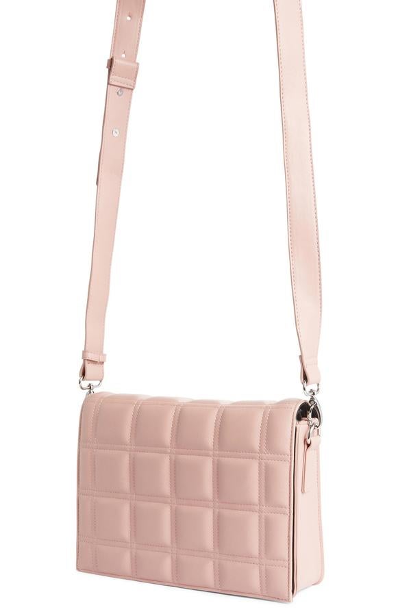 De color rosa, este bolso cruzado con diseño de cuadrícula tiene un precio de 12 euros.