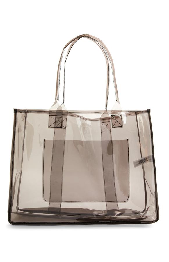 Este bolso shopper grande de Perspex en color negro tiene un precio de 6 euros.