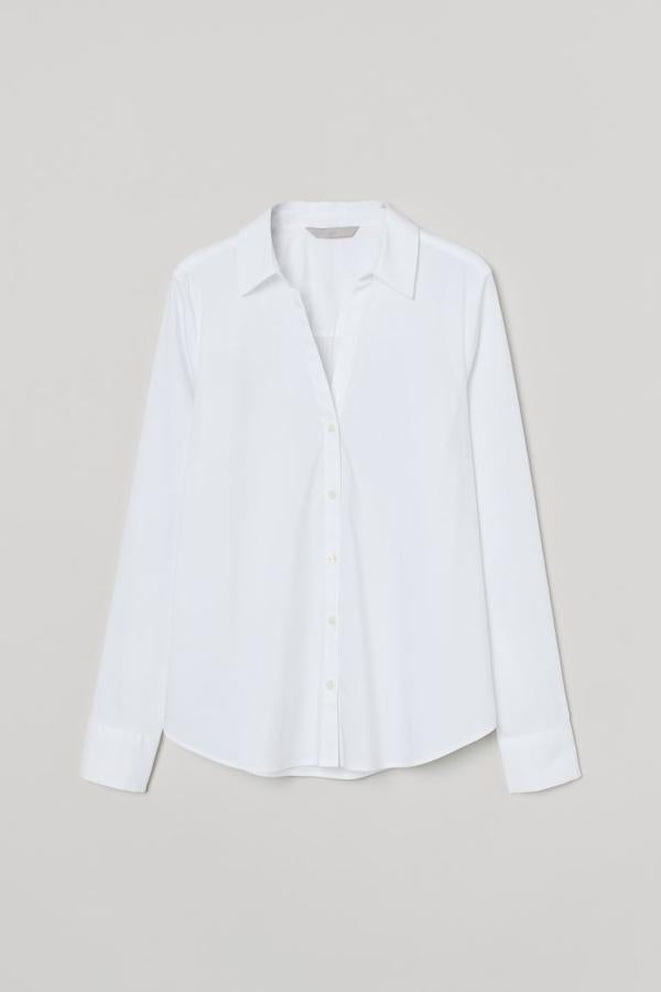 Camisa blanca de algodón de manga larga, de H&M (14,99 €).