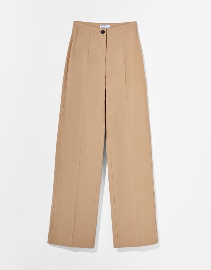 Pantalón recto de pinzas con cintura alta, de Bershka (22,99 €).