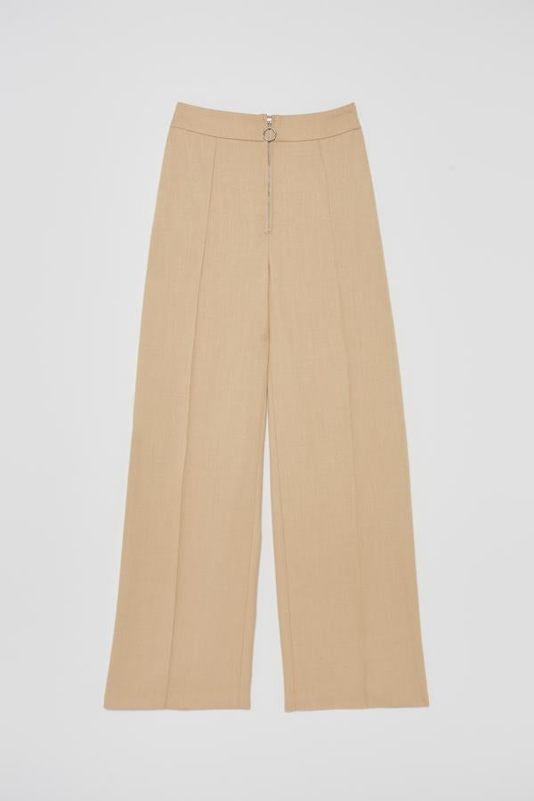 Pantalón recto de cintura alta con cierre de cremallera, de Sfera (29,99 €).