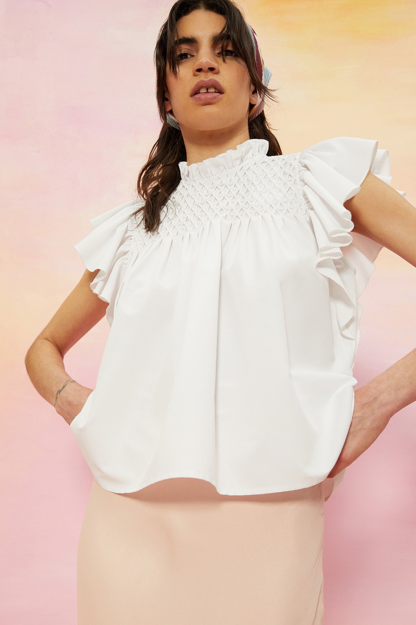 Blusa blanca con mangas de volantes de la nueva colección de Sfera. (19,99 euros).