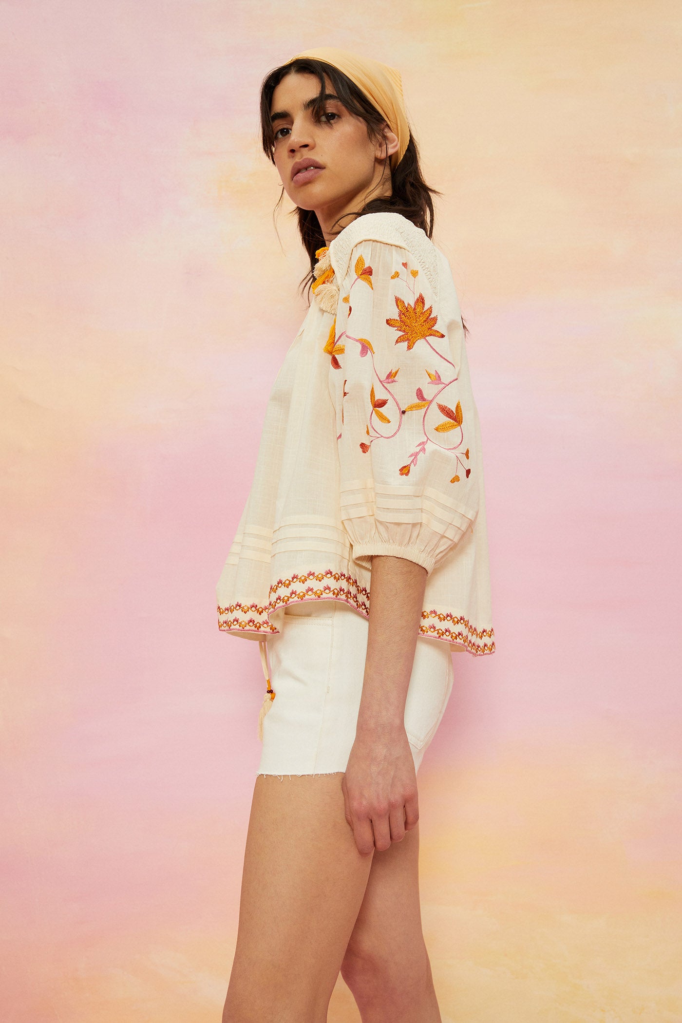 Blusa de la nueva colección de Sfera con manga globo y detalles bordados. (29,99 euros).