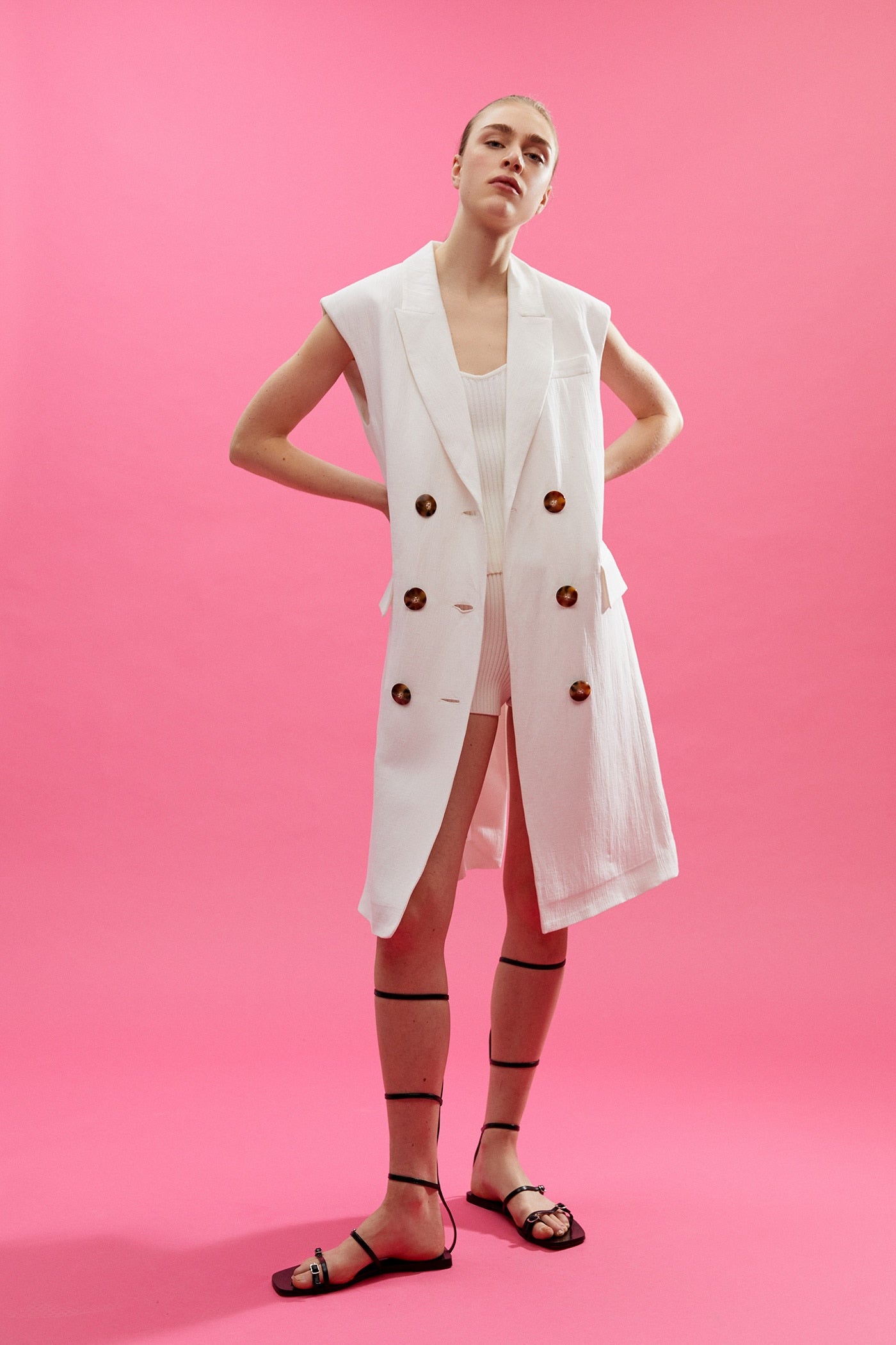 Chaleco o vestido, tú decides cómo combinar esta prenda en color blanco de lo nuevo de Sfera. (69,99 euros).