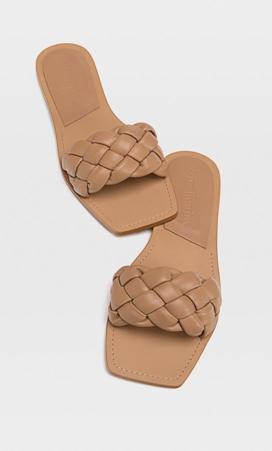 En color beige, estas sandalias planas con tira trenzada en la parte delantera son de Stradivarius y tienen un precio de 19,99 euros.