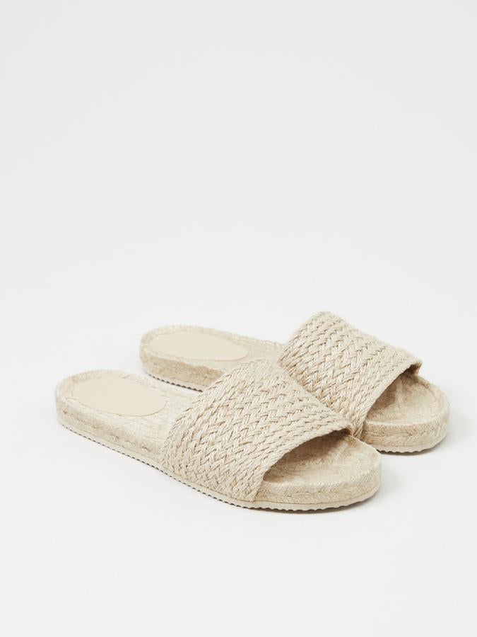 Con suela de goma y tira ancha en la parte delantera, esta sandalia playa de yute es de Lefties y tiene un precio de 17,99 euros.