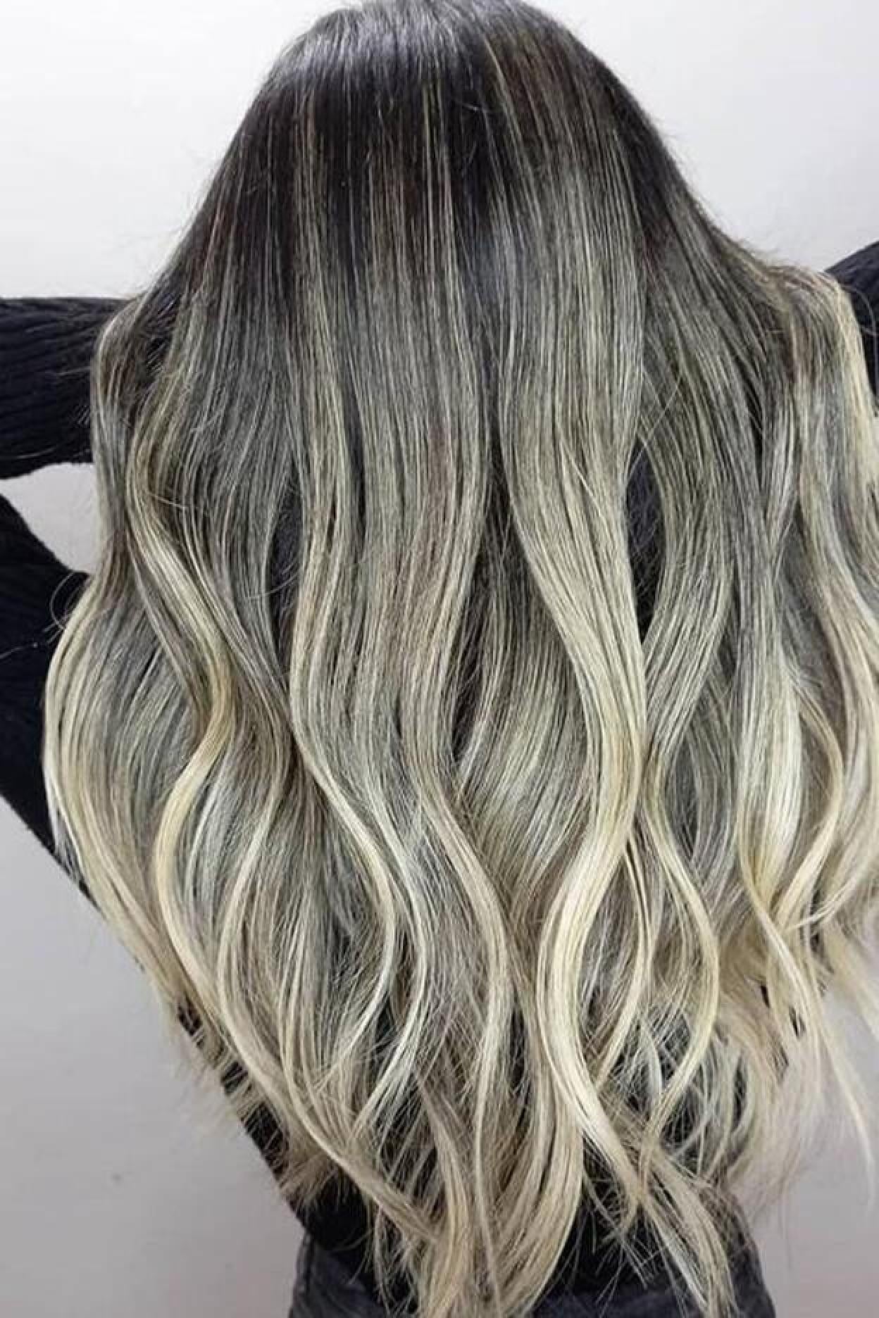 Pincha en la foto para ver los mejores champús de cebolla para copiar el truco de la Reina Letizia con el que presume de pelo sano, fuerte y brillante