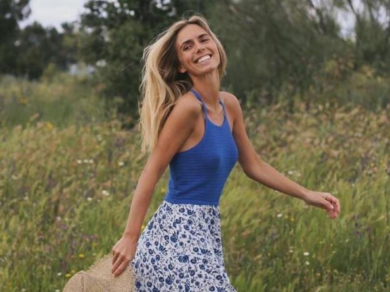 Pincha en la imagen para ver vestidos muy baratos de Mango Outlet perfectos para rejuvenecer tus looks de primavera a partir de los 40.