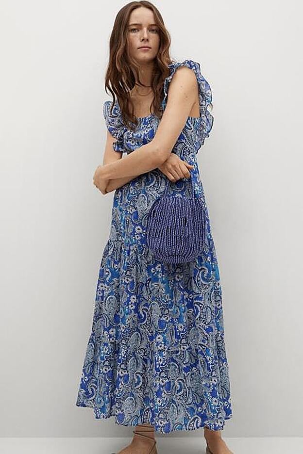 Con un original cierre con nudo en la espalda, este vestido de tirantes anchos con pequeños volantes se convertirá en tu prenda favorita esta temporada.