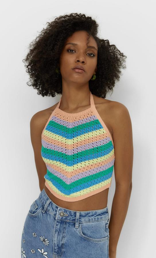 De cuello halter atado al cuello y la espalda, este top crochet de Stradivarius multicolor cuesta 15,99 euros y podemos encontrarlo en las tallas S, M y L.