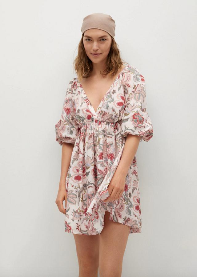 Fondo blanco con estampado en tonos rojizos y verdosos para este vestido de Mango de diseño acampanado confeccionado en tejido fluido, con escote de pico, cintura entallada y manga tres cuartos abullonada. Con espalda abierta y tiras, cuesta 69,99 euros y está disponible entre las tallas XS y XL.