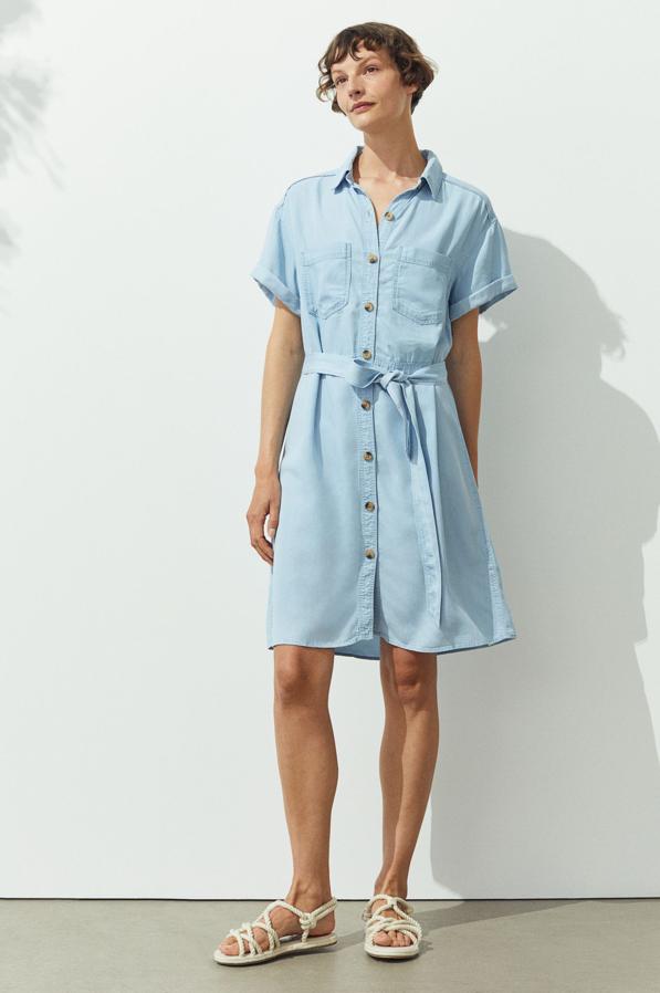 En denim suave de Lyocell, disponible en claro u oscuro, este vestido corto de H&M con cierre de botones frontal, bolsillos de plastrón en la pechera y cinturón de anudad cosido tiene diseño de hombros marcadamente caídos y mangas cortas con dobladillo cosido. Cuesta 34,99 euros y está disponible entre las tallas XS y XXL.