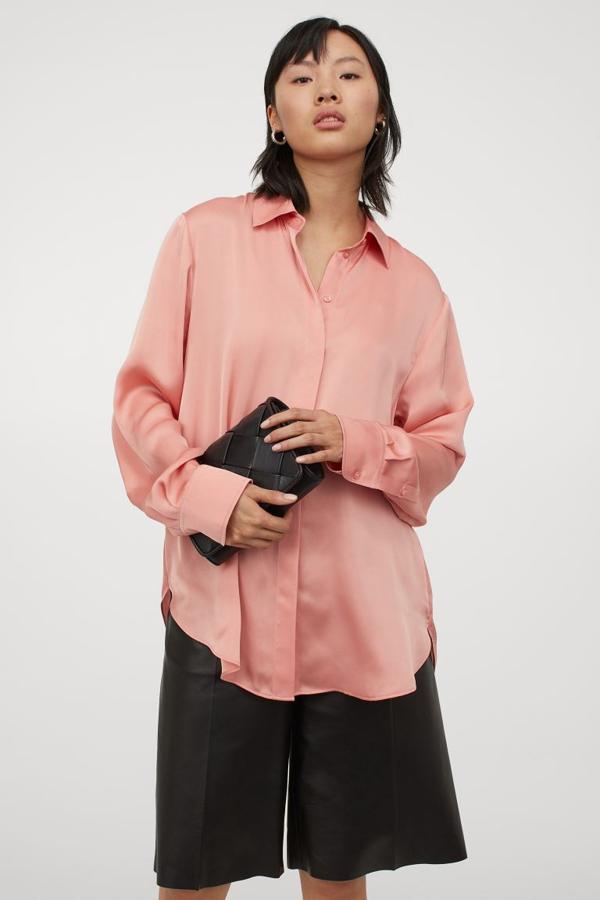 Camisa de corte recto con efecto satinado, de H&M (24,99 €).