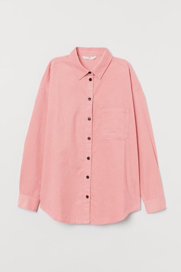 Camisa de pana con bolsillo frontal, de H&M (24,99 €).