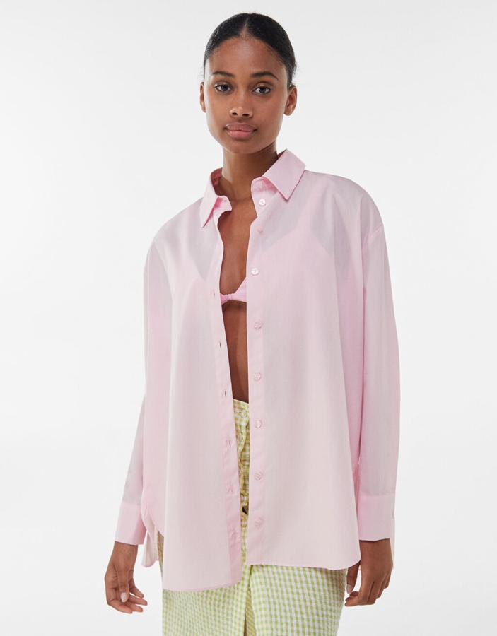 Camisa oxford de popelín, de Bershka (17,99 €).