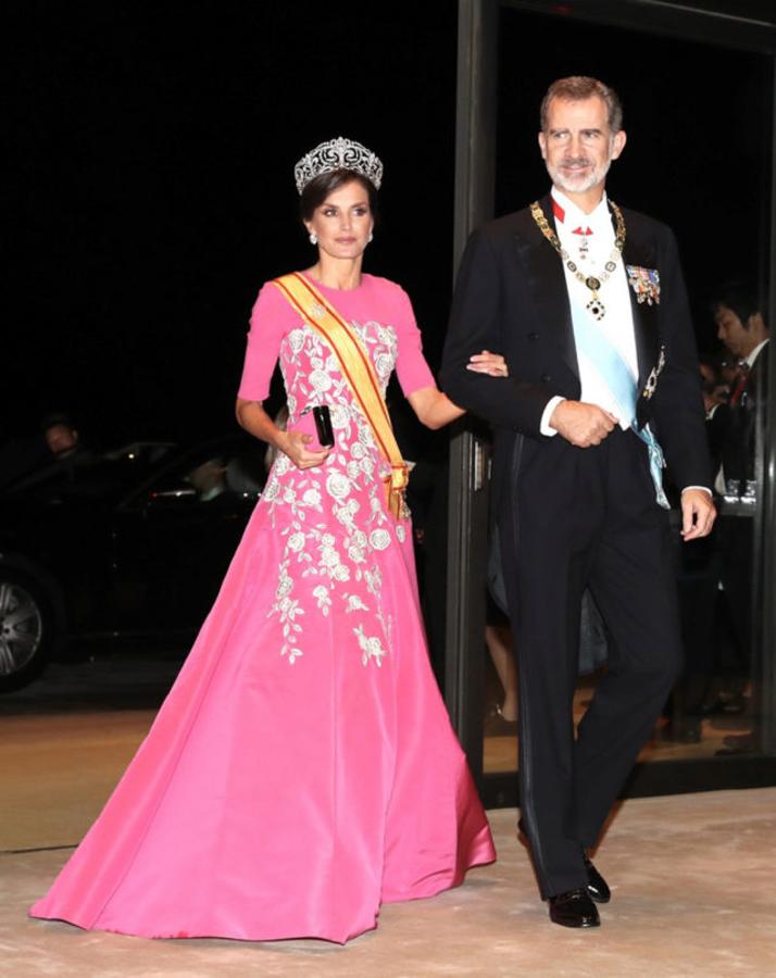 Para la cena de gala celebrada con motivo de la entronización del emperador Naruhito de Japón, la reina escogió un deslumbrante diseño de Carolina Herrera de color fucsia decorado con bordado en blanco y manga francesa, hecho a medida, que resaltaba aún más la belleza de la tiara Flor de Lis.