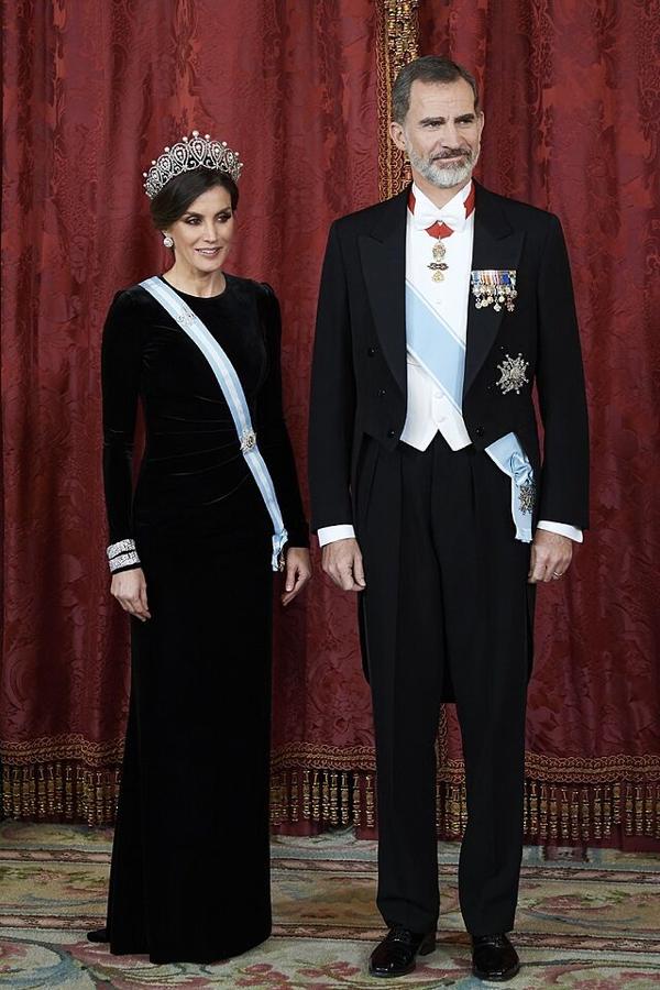 También de Felipe Varela, pero está vez “total black”, llamó la atención este vestido de terciopelo que lució en noviembre de 2018 en la cena de gala de ofrecida al presidente de la Republica Popular China, Peng Liyuan, en el Palacio real. Ceñido al cuerpo, con escote caja y mangas pegadas, le permitió lucir, por primera vez, la espectacular tiara rusa, junto con las pulseras “gemelas” de la reina Victoria Eugenia.