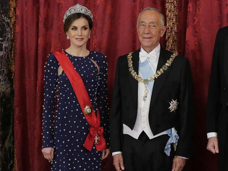 Fotos: De su icónico Felipe Varela rojo al inesperado vestido de perlas con aberturas de Ana Locking: todos los looks de gala de Doña Letizia que le han restado años (y nos han enamorado)
