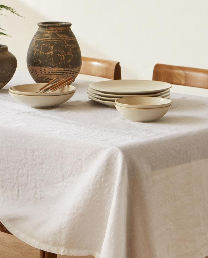 Disponible en dos medidas diferentes, 170x250 centímetros (59,99 euros) y 175 centímetros (59,99 euros) este mantel liso y con efecto vintage está confeccionado en 100% lino.