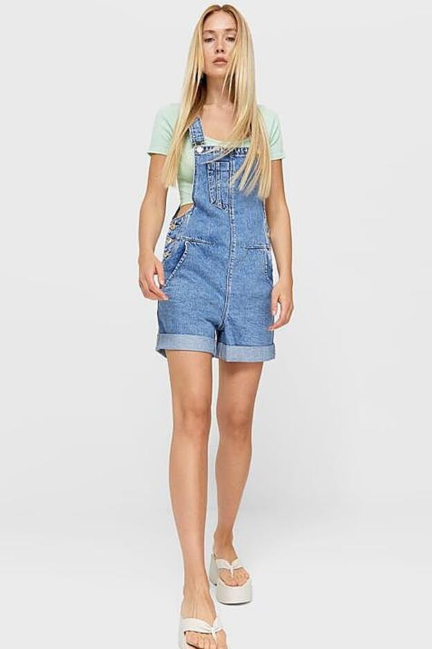 Peto corto vaquero de la nueva colección de Stradivarius. (25,99 euros).