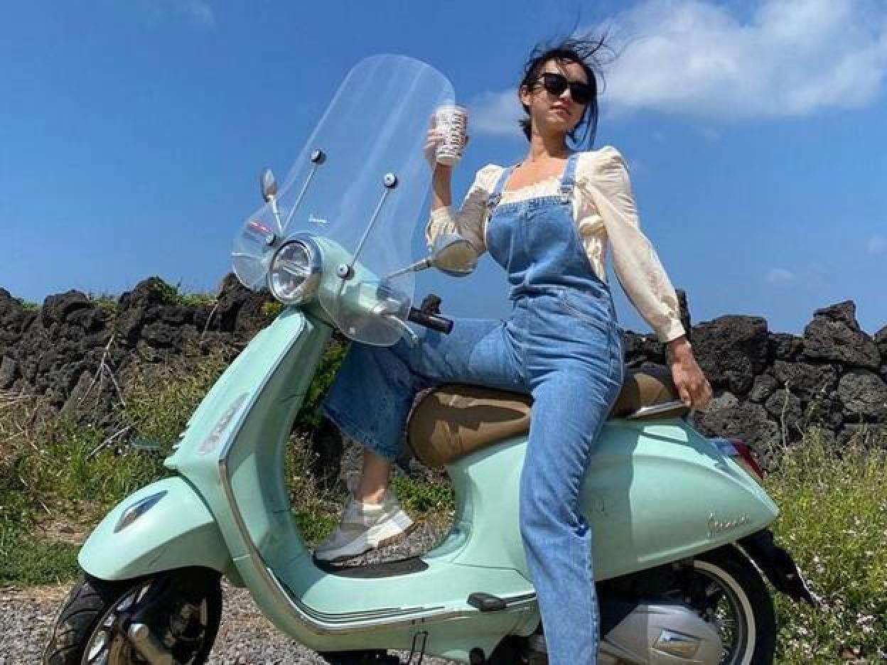 Haz click en la imagen y descubre la nueva colección denim de Stradivarius: petos, vestidos, shorts, cazadoras, chalecos...