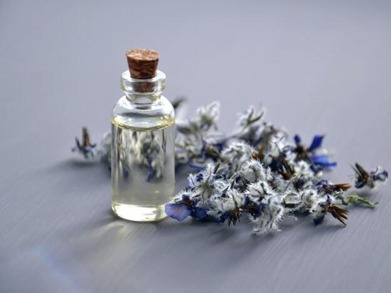 Es una alternativa natural y económica a los tratamientos químicos para la piel y uñas. Pincha para ver los aceites esenciales que debes tener en casa.