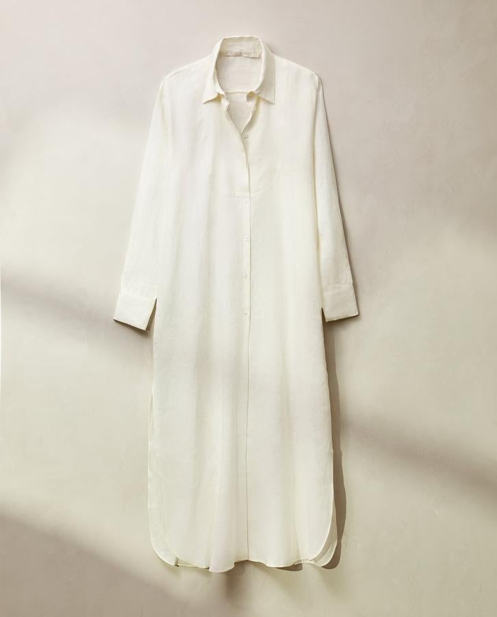 En color crudo, este vestido camisero de lino (59,99 euros) se convertirá en uno de tus favoritos de la temporada. Además, también está disponible en marrón chocolate.