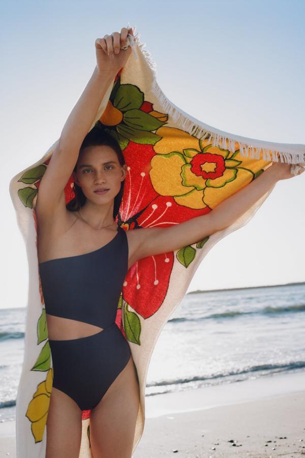 Bañador asimétrico en color azul marino de Zara (25,99 euros)