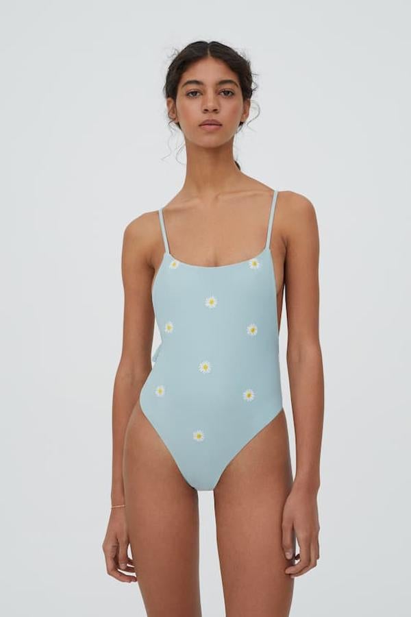 Bañador azul con margaritas de Pull & Bear (19,99 euros)