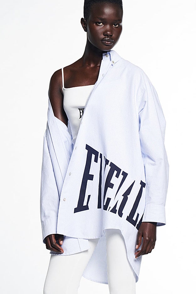 Camisa oversize de rayas con el logo de Everlast de Zara.