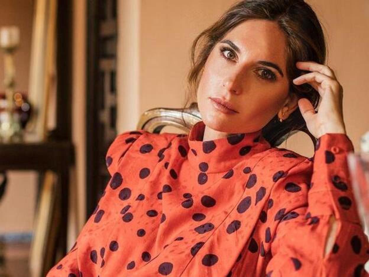 Pincha en la imagen para ver estos vestidos estampados largos y midi que son los más vendidos de Mango esta primavera porque rejuvenecen a los 40.