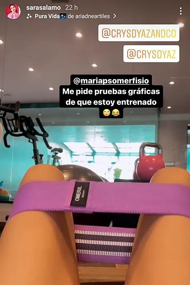 Tras una parte de cardio (con bici y cinta), Sara Sálamo centró su entrenamiento en ejercicios de fuerza para los que usó bandas de resistencia