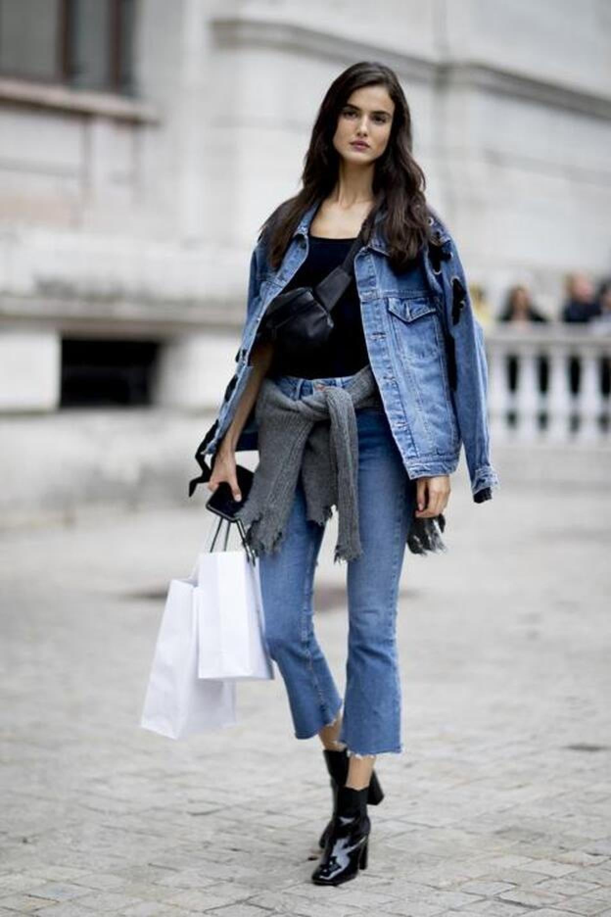 Haz click en la imagen y descubre otros vaqueros flare que sientan como un guante, estilizan la figura y restan años a partir de los 50.