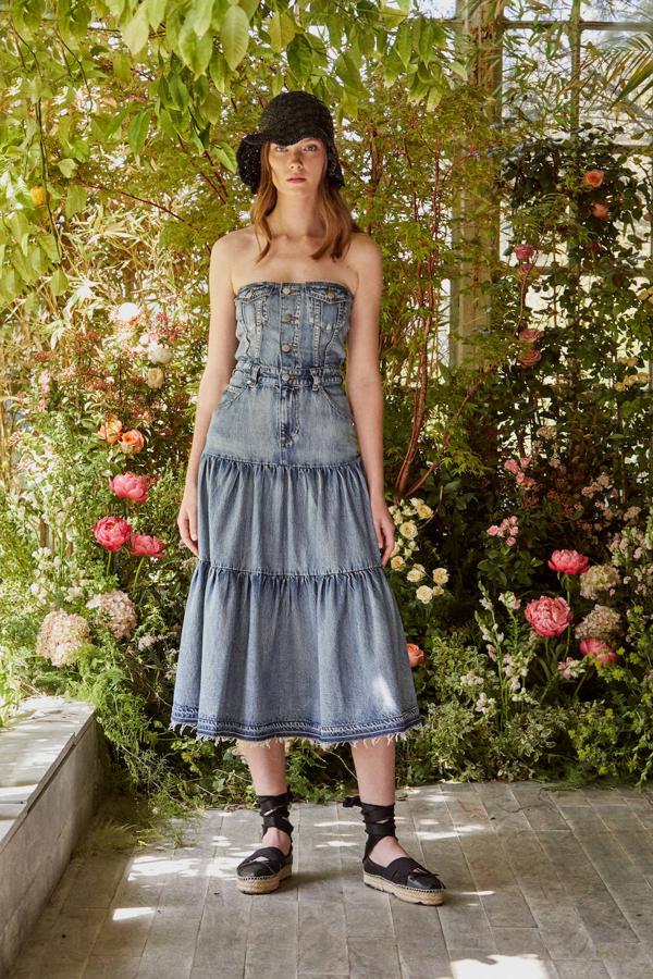 Vestido, alpargatas y sombrero, todo de RED Valentino.